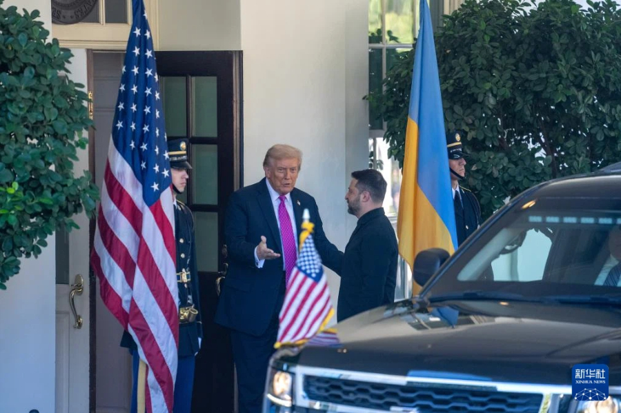 10月17日，在美國首都華盛頓白宮，美國總統(tǒng)特朗普（左二）歡迎烏克蘭總統(tǒng)澤連斯基（左三）。新華社記者胡友松攝