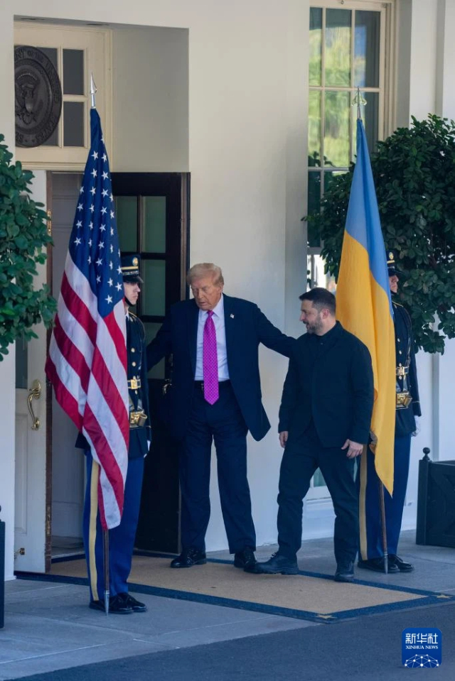 10月17日，在美國首都華盛頓白宮，美國總統(tǒng)特朗普（左二）歡迎烏克蘭總統(tǒng)澤連斯基（左三）。新華社記者胡友松攝