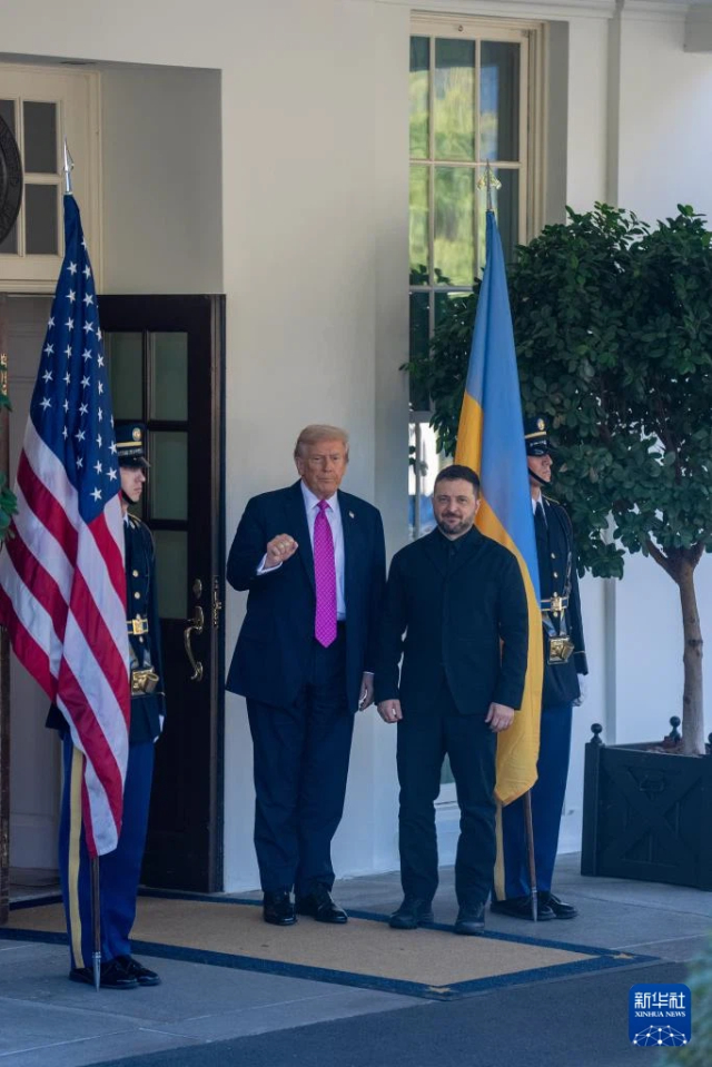 10月17日，在美國首都華盛頓白宮，美國總統(tǒng)特朗普（左二）歡迎烏克蘭總統(tǒng)澤連斯基（左三）。新華社記者胡友松攝