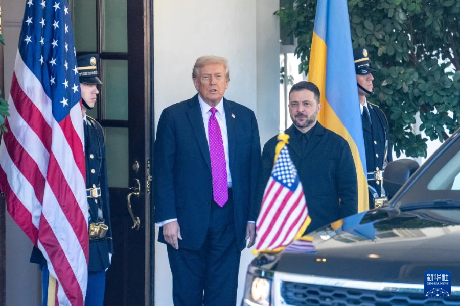 10月17日，在美國(guó)首都華盛頓白宮，美國(guó)總統(tǒng)特朗普（左二）歡迎烏克蘭總統(tǒng)澤連斯基（左三）。新華社記者胡友松攝