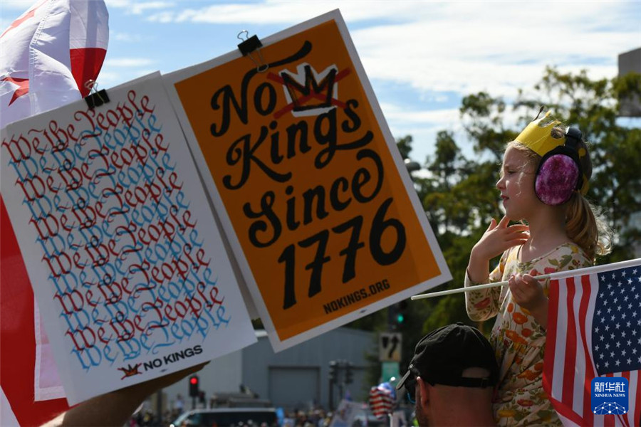 10月18日，在美國華盛頓，人們參加示威游行活動。新華社記者 李睿 攝