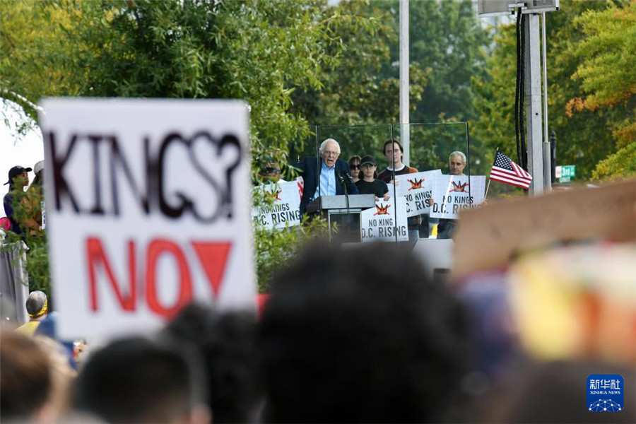 10月18日，在美國(guó)華盛頓，美國(guó)參議員伯尼·桑德斯（中）在示威游行活動(dòng)中講話(huà)。新華社記者 李睿 攝