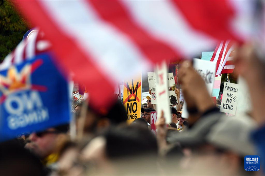 10月18日，在美國華盛頓，人們參加示威游行活動。新華社記者 李睿 攝