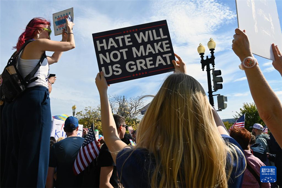 10月18日，在美國華盛頓，人們參加示威游行活動。新華社記者 李睿 攝