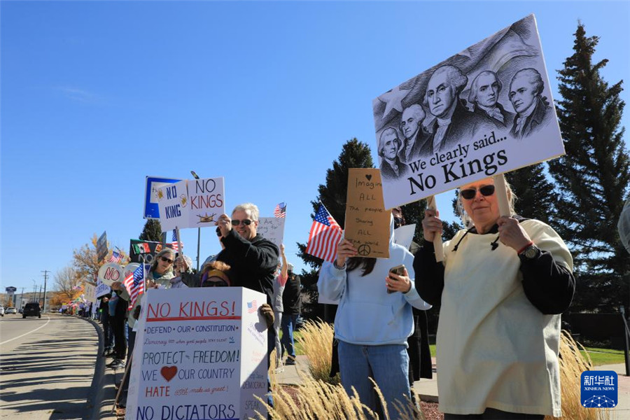 10月18日，在美國(guó)懷俄明州羅克斯普林斯，人們參加示威游行活動(dòng)。新華社記者 施春 攝
