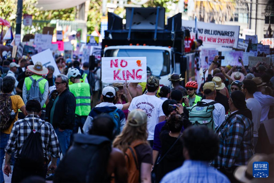 10月18日，在美國舊金山，人們參加示威游行活動。新華社發(fā)（董旭東攝）