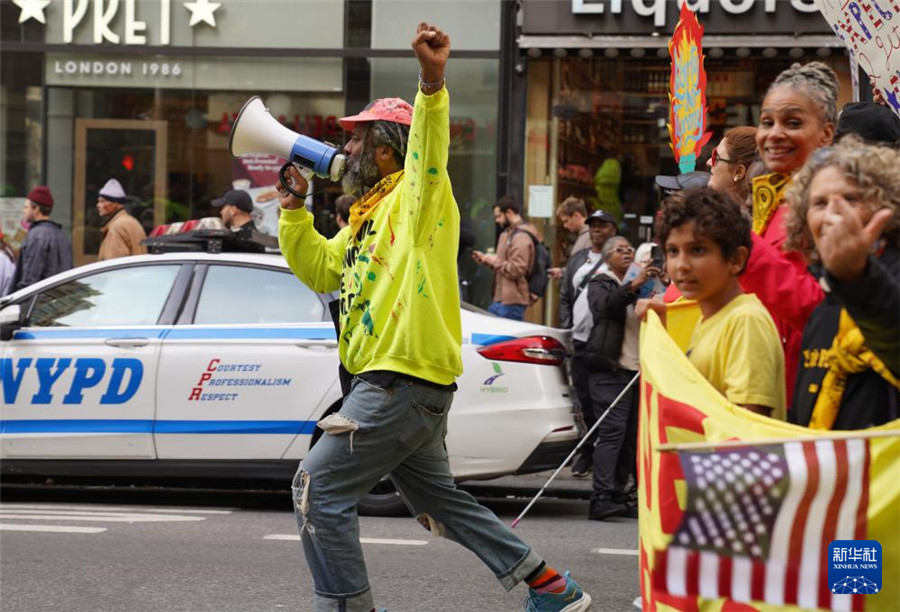 10月18日，在美國紐約，人們參加示威游行活動(dòng)。新華社記者 張鳳國 攝