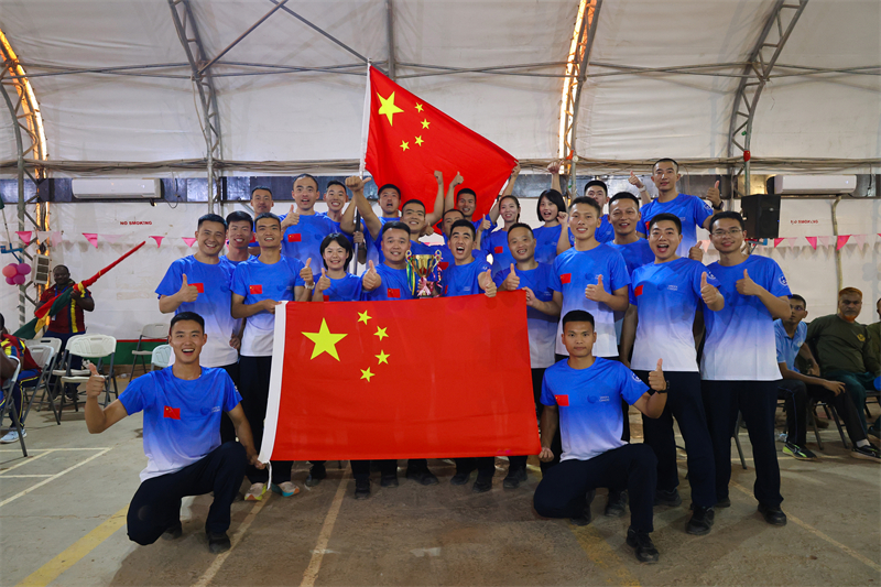 中國維和快反分隊勇奪冠軍，參賽官兵合影留念。韓瑞田攝