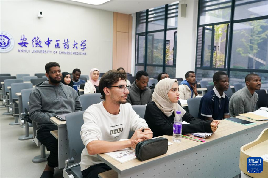 10月16日，來(lái)自阿爾及利亞的常健安（前左）與同學(xué)們?cè)谏现形恼n。新華社記者 杜宇 攝