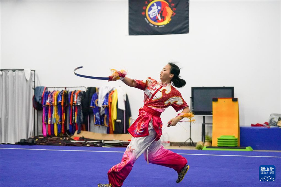 10月16日，來自馬來西亞的凌巧惠在安徽中醫(yī)藥大學(xué)武館進(jìn)行武術(shù)訓(xùn)練。5歲就接觸武術(shù)的凌巧惠認(rèn)為“武術(shù)守護(hù)健康，中醫(yī)治愈病痛，二者相輔相成”，這一想法促成她來到中國學(xué)習(xí)中醫(yī)。新華社記者 杜宇 攝