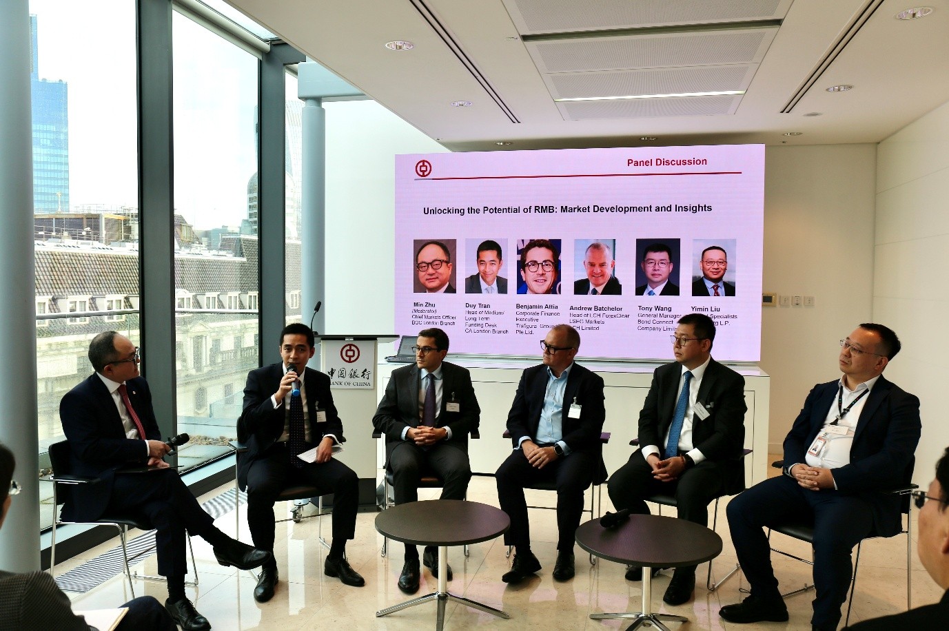與會(huì)嘉賓圍繞人民幣國(guó)際化進(jìn)程與跨境金融合作展開(kāi)熱烈討論。主辦方供圖