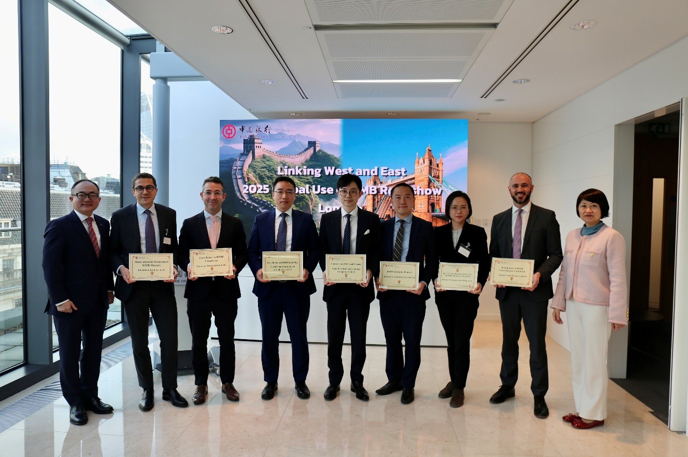 八家企業(yè)獲得“人民幣產(chǎn)品與項(xiàng)目獎(jiǎng)”。主辦方供圖