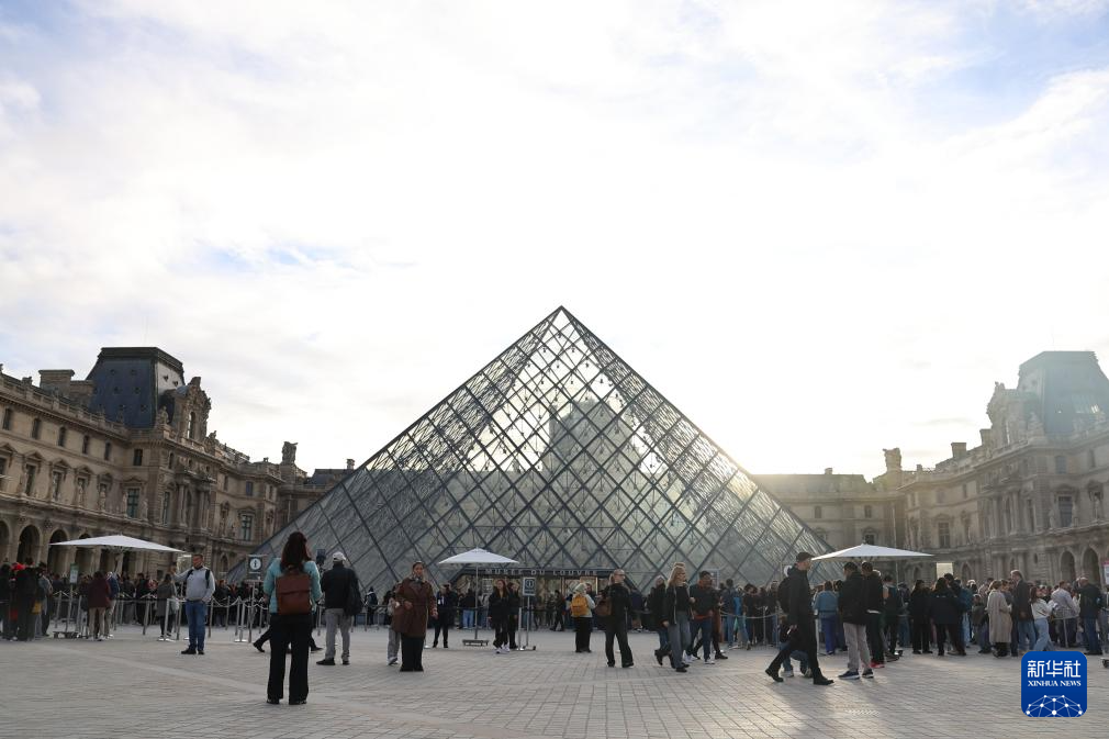 10月22日，在法國(guó)巴黎，大量游客聚集在盧浮宮博物館的玻璃金字塔入口前。新華社記者 張百慧 攝