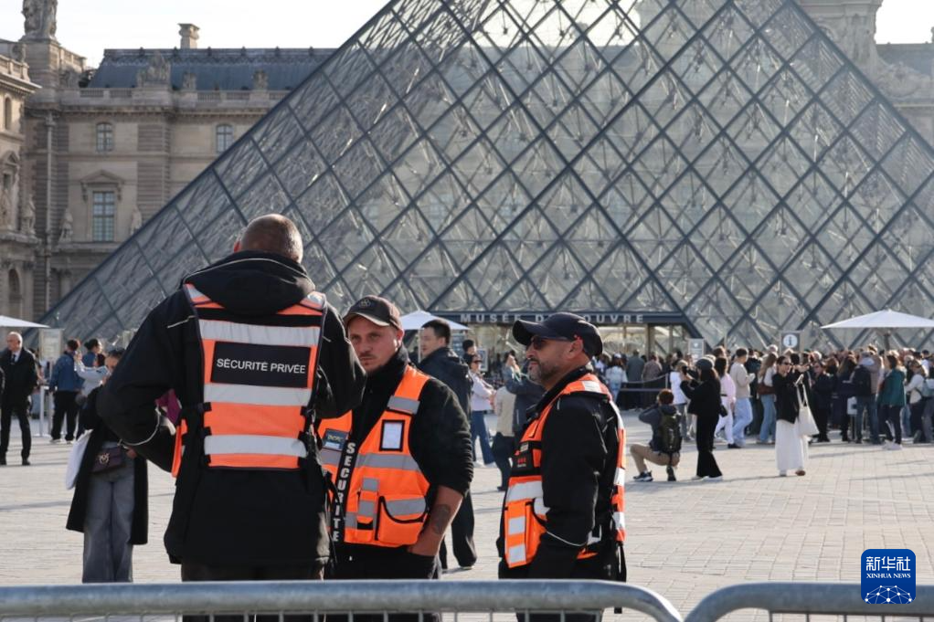 10月22日，安保人員在法國巴黎盧浮宮博物館外巡邏。新華社記者 張百慧 攝
