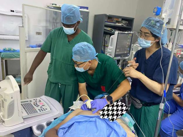 中國(guó)援圭亞那醫(yī)療隊(duì)麻醉醫(yī)生丁文平團(tuán)隊(duì)采用“無阿片麻醉”方案，幫助一名19歲鎖骨骨折患者術(shù)后順利蘇醒，疼痛評(píng)分達(dá)到0分。第二十一期中國(guó)（江蘇）援圭亞那醫(yī)療隊(duì)供圖