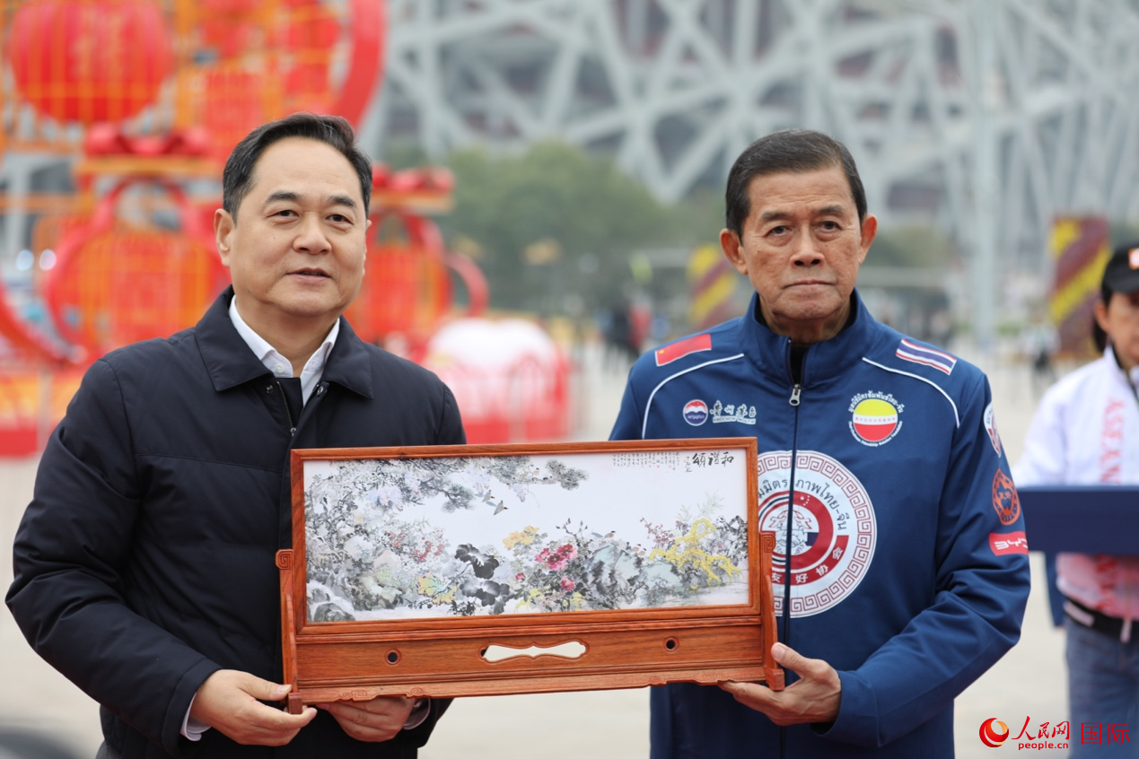 中泰雙方在儀式上互贈(zèng)禮物（左為中國(guó)人民對(duì)外友好協(xié)會(huì)會(huì)長(zhǎng)楊萬明，右為泰國(guó)前副總理、泰中友好協(xié)會(huì)會(huì)長(zhǎng)功·塔帕朗西。人民網(wǎng)記者 賈文婷攝