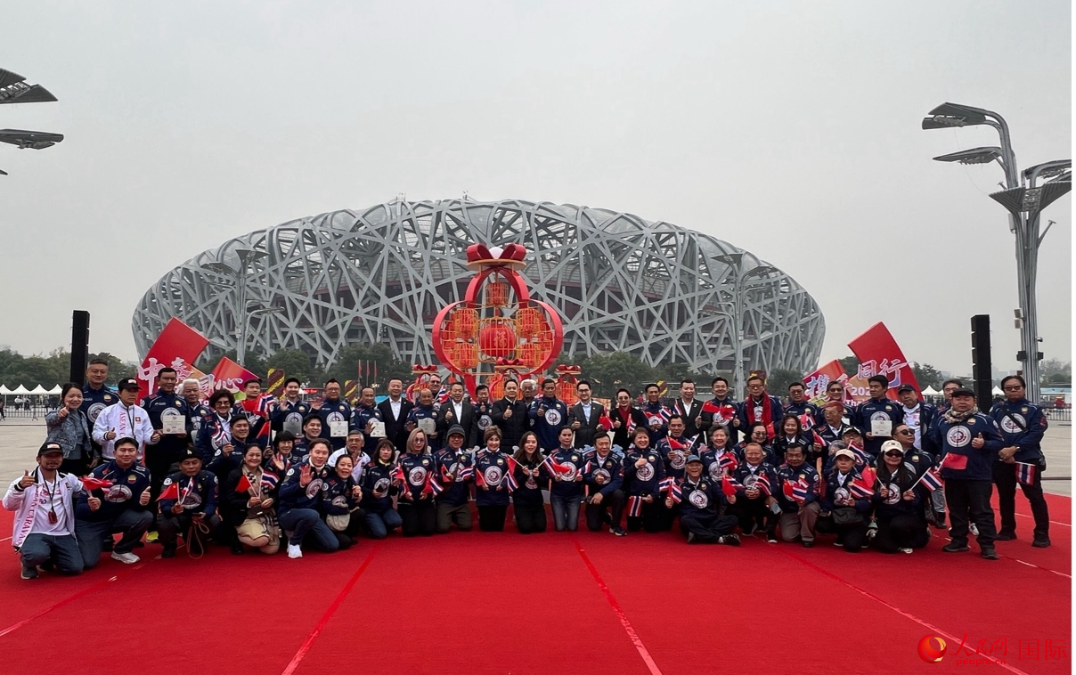 “中泰一家親”友好車隊(duì)抵京歡迎儀式嘉賓合影。人民網(wǎng)記者 賈文婷攝