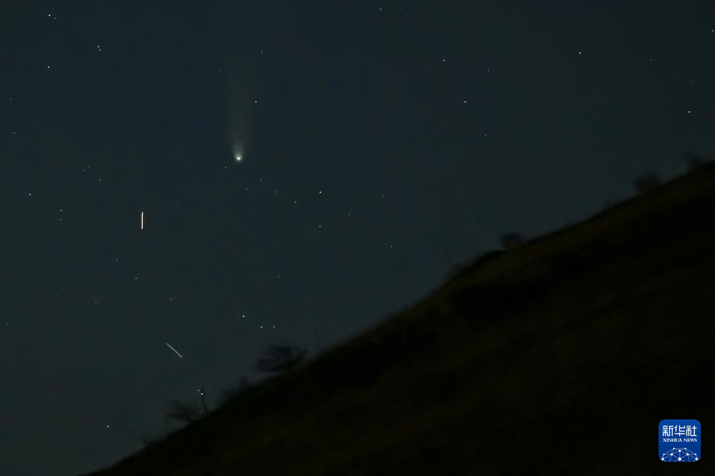 這是10月28日晚在北馬其頓首都斯科普里郊外拍攝到的萊蒙彗星。新華社發(fā)（托米斯拉夫·格奧爾基耶夫攝）