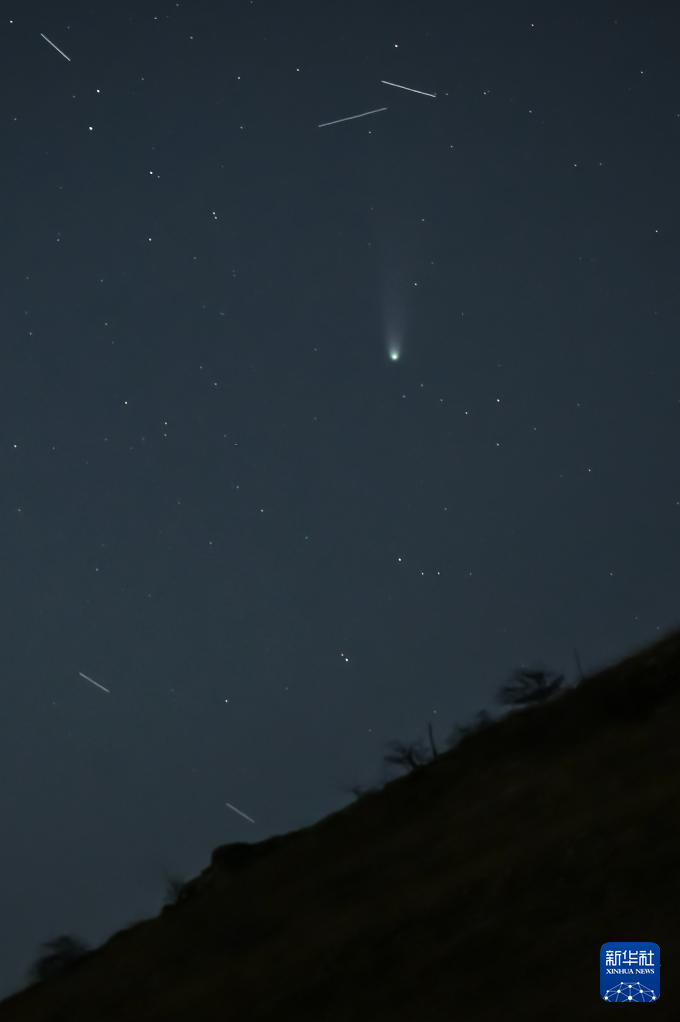 這是10月28日晚在北馬其頓首都斯科普里郊外拍攝到的萊蒙彗星。新華社發(fā)（托米斯拉夫·格奧爾基耶夫攝）