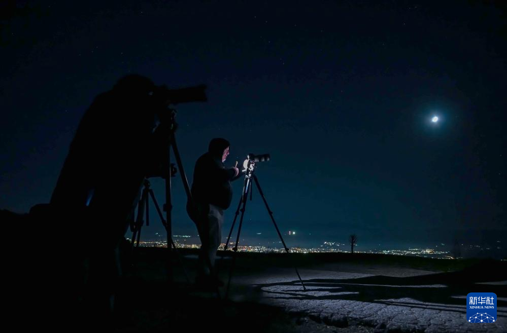 10月28日晚，攝影師在北馬其頓首都斯科普里郊外拍攝萊蒙彗星。新華社發(fā)（托米斯拉夫·格奧爾基耶夫攝）