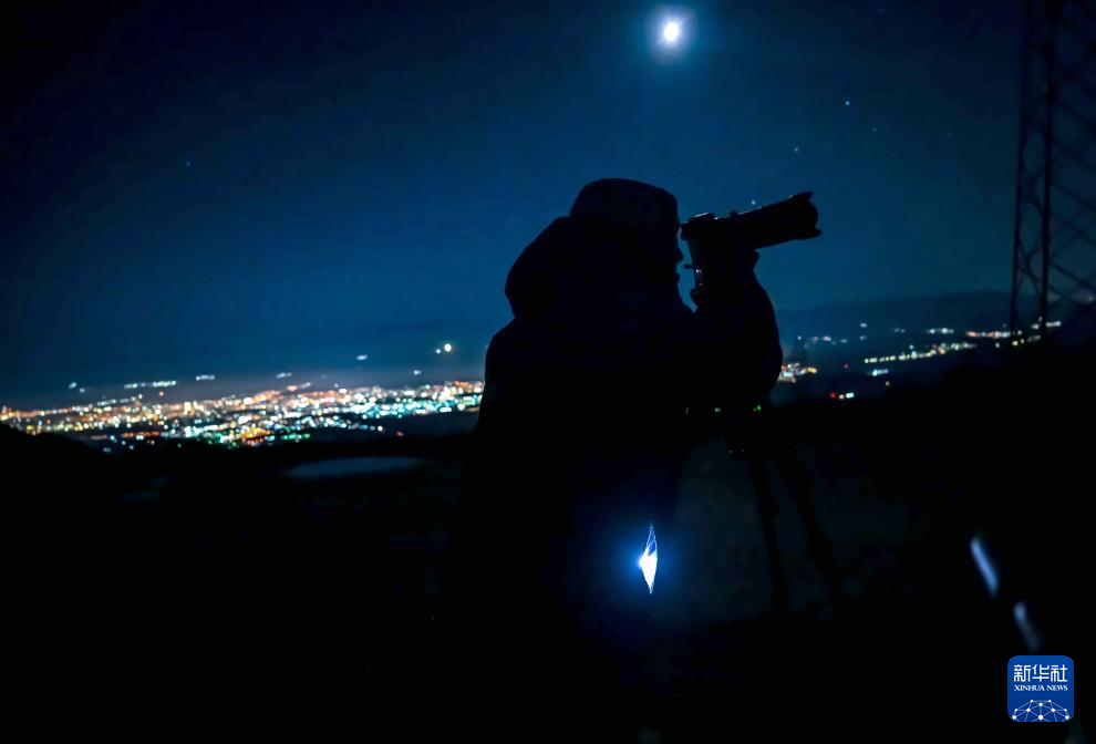 10月28日晚，攝影師在北馬其頓首都斯科普里郊外拍攝萊蒙彗星。新華社發(fā)（托米斯拉夫·格奧爾基耶夫攝）