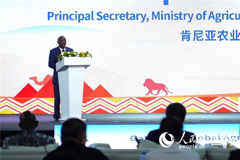 肯尼亞農(nóng)業(yè)與畜牧發(fā)展部常務副部長保羅·基普羅諾·羅諾致辭。人民網(wǎng)記者黃煒鑫攝