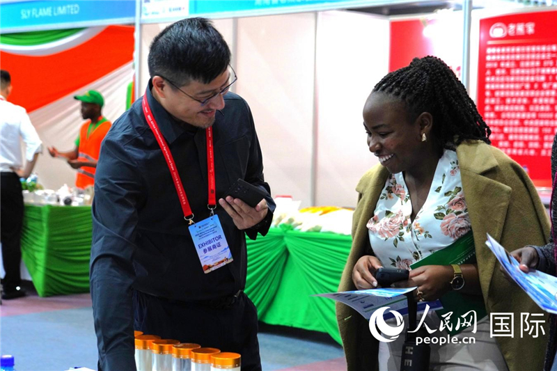 博覽會現(xiàn)場，本地客商在與中國參展商交流。人民網(wǎng)記者黃煒鑫攝