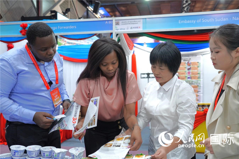 博覽會現(xiàn)場，本地客商在與中國參展商交流。人民網(wǎng)記者黃煒鑫攝