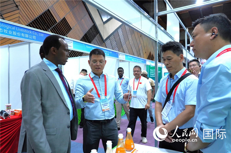 博覽會現(xiàn)場，本地客商在與中國參展商交流。人民網(wǎng)記者黃煒鑫攝