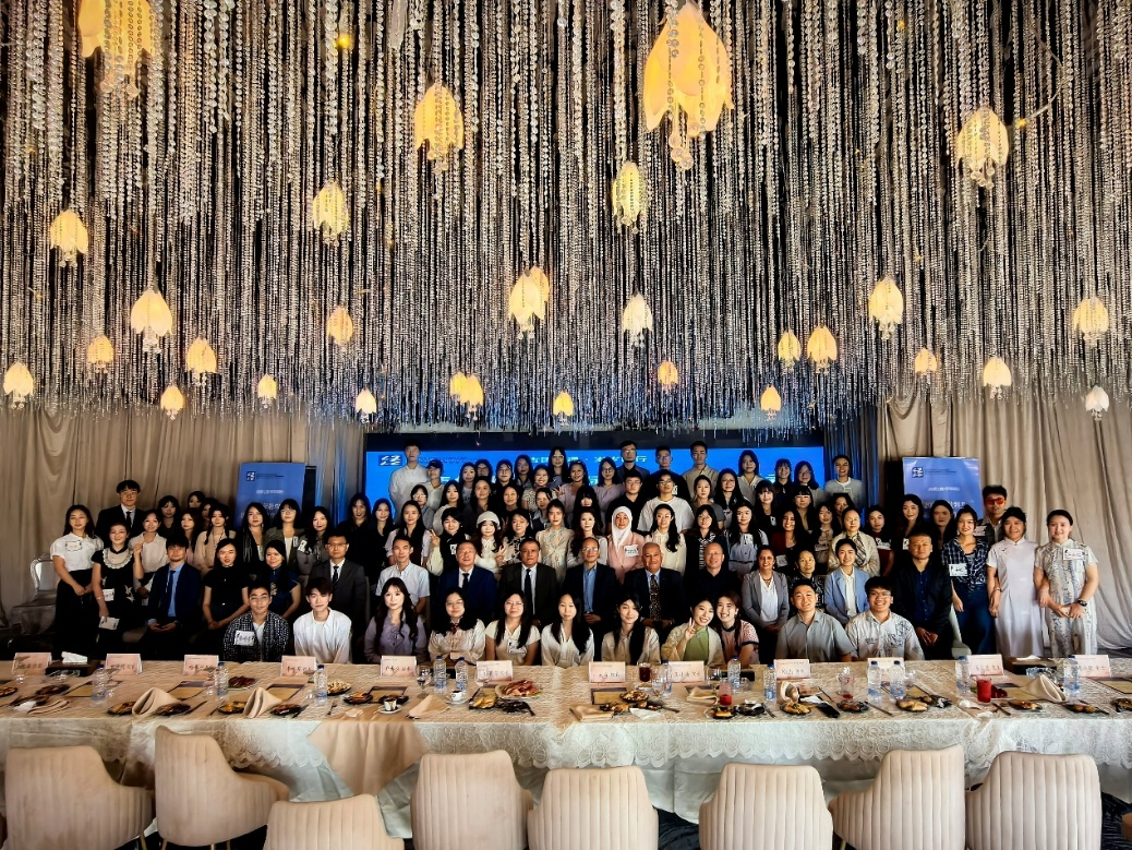 圖為活動現(xiàn)場大合影?；顒又鬓k方供圖