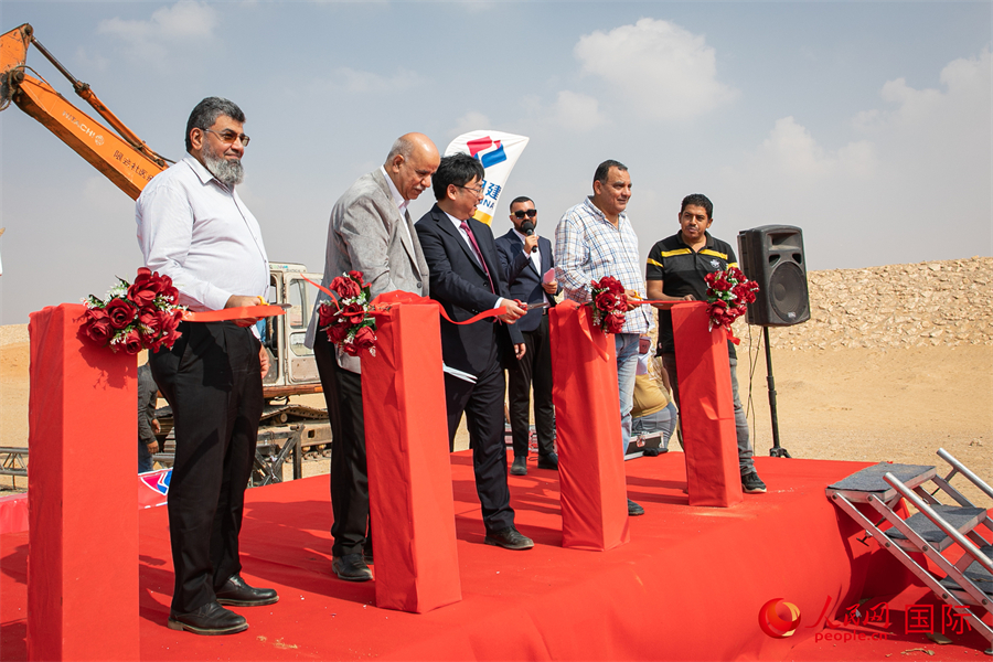 出席開工儀式的嘉賓共同剪裁。人民網(wǎng)記者 薛丹攝