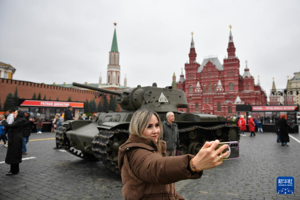 11月7日，在俄羅斯首都莫斯科，人們在以紀念1941年蘇聯(lián)紅場閱兵式為主題的露天展覽上拍照。新華社發(fā)（亞歷山大攝）