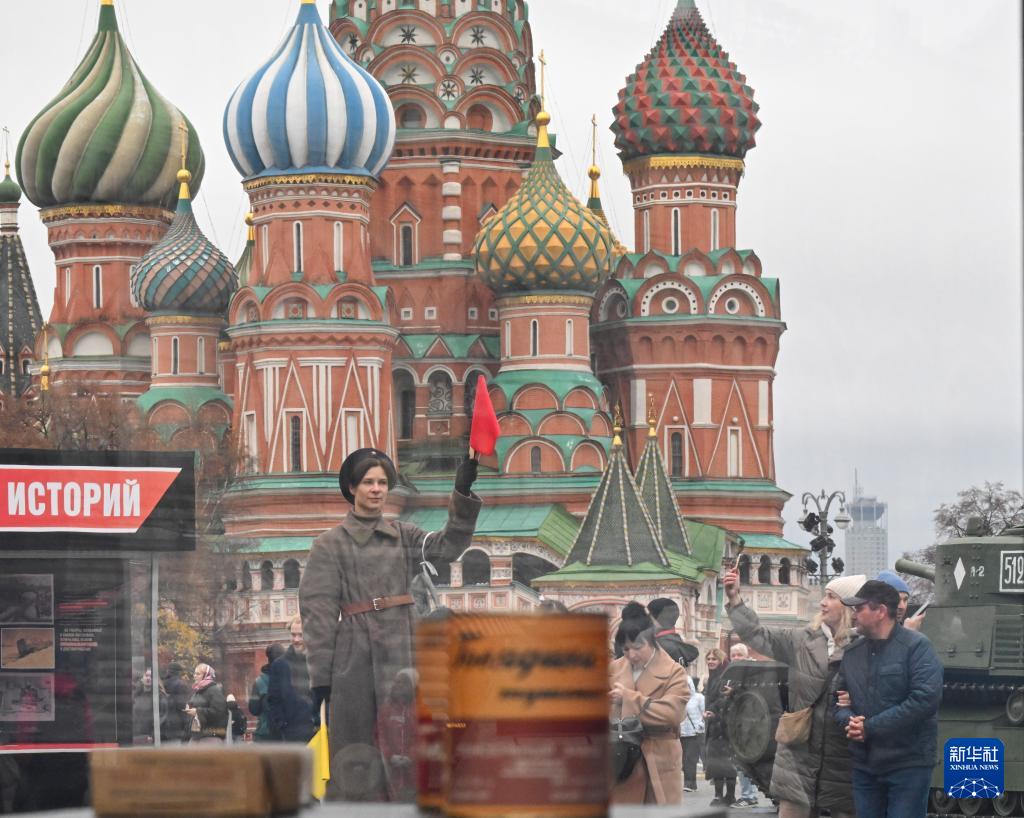 11月7日，在俄羅斯首都莫斯科，人們參觀以紀(jì)念1941年蘇聯(lián)紅場閱兵式為主題的露天展覽。新華社記者 郝建偉 攝