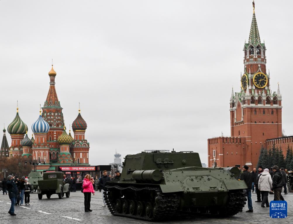 11月7日，在俄羅斯首都莫斯科，人們參觀以紀念1941年蘇聯(lián)紅場閱兵式為主題的露天展覽。新華社記者 郝建偉 攝