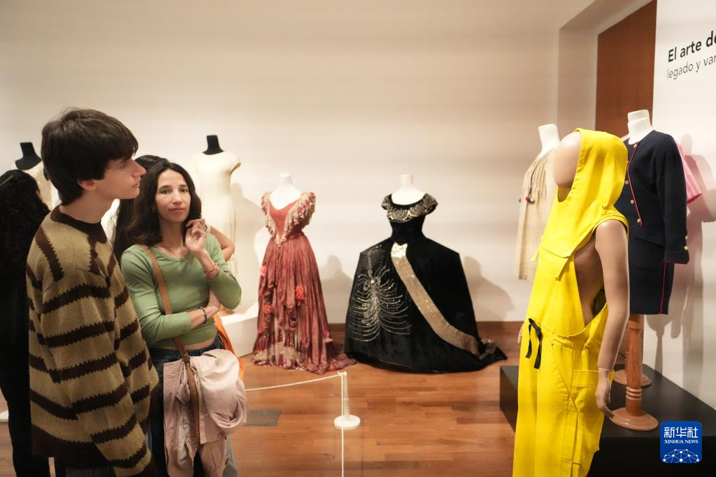 11月8日晚，人們?cè)谖挥诎⒏⒉家酥Z斯艾利斯自由宮內(nèi)的服飾博物館參觀。新華社記者 張鐸 攝