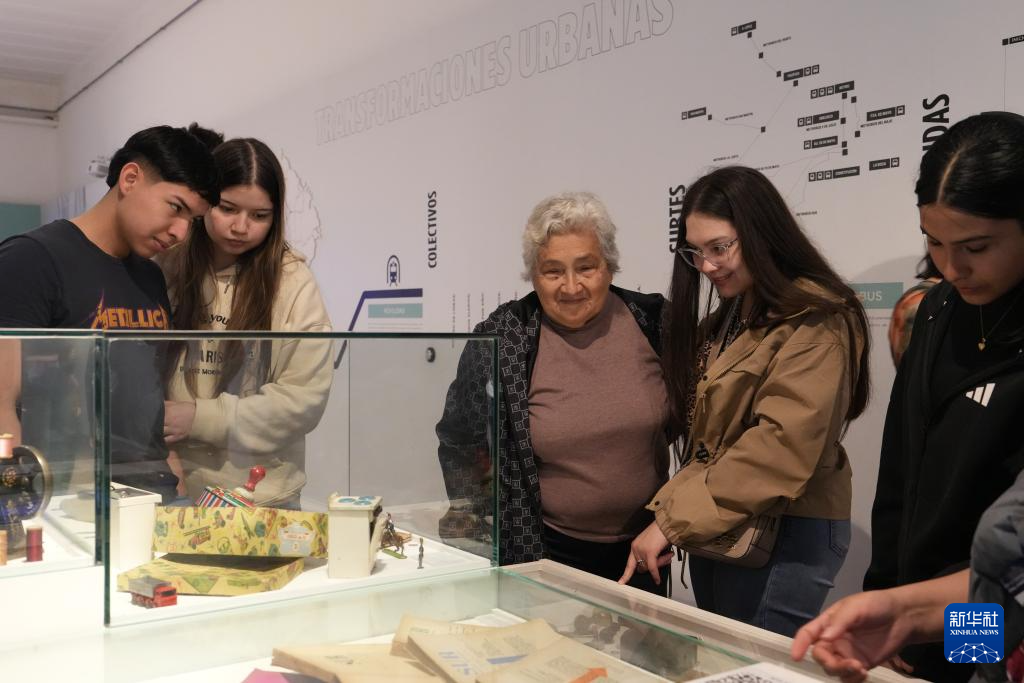 11月8日晚，人們在阿根廷布宜諾斯艾利斯博物館內(nèi)參觀。新華社記者 張鐸 攝