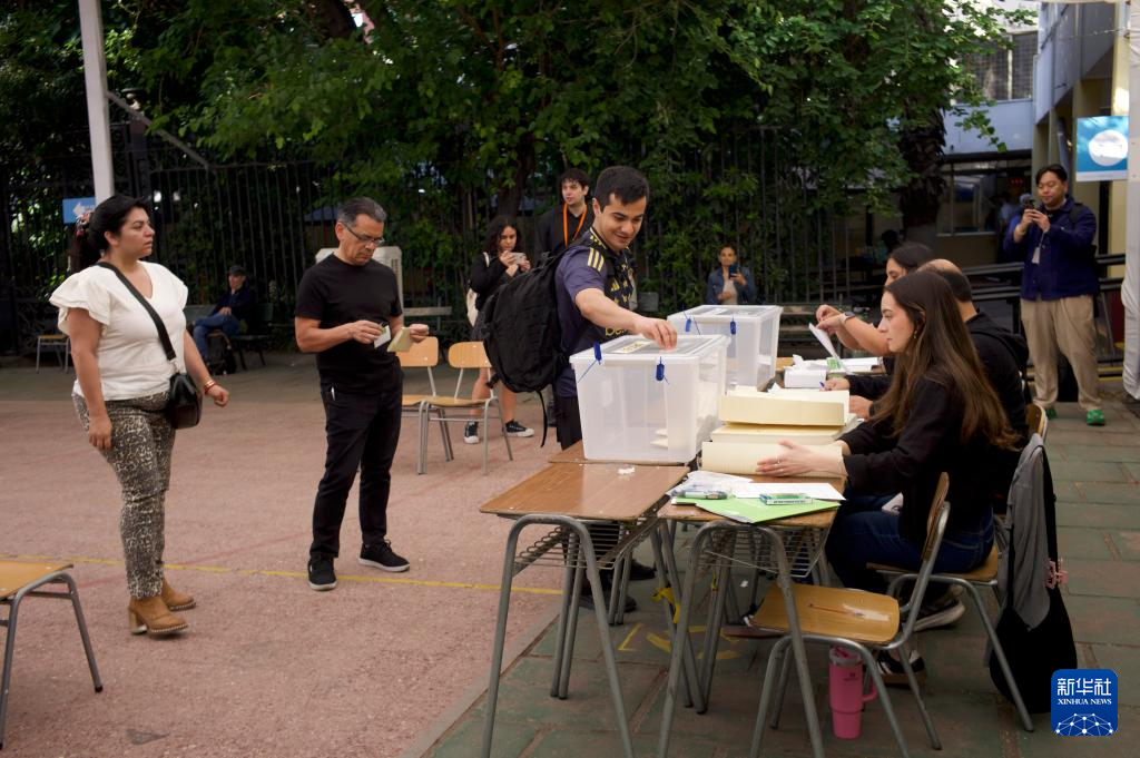 11月16日，選民在智利圣地亞哥的一處投票站參加總統(tǒng)和議會(huì)選舉投票。新華社記者 趙凱 攝