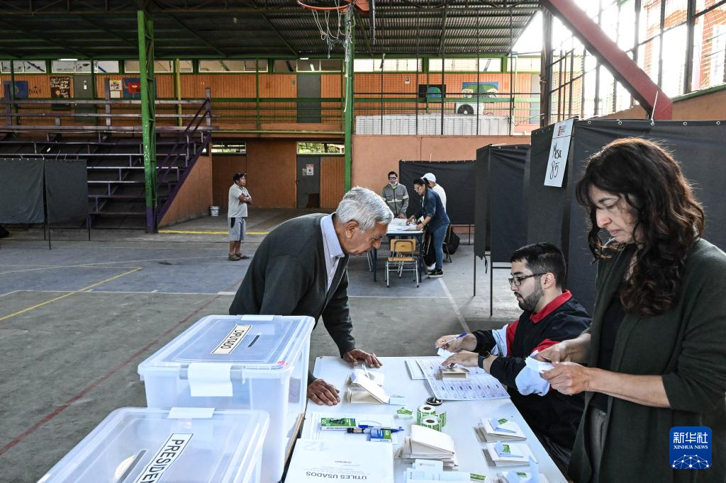 11月16日，選民在智利圣地亞哥的一處投票站參加總統(tǒng)和議會(huì)選舉投票。新華社發(fā)（豪爾赫·比列加斯攝）