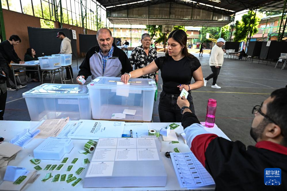 11月16日，選民在智利圣地亞哥的一處投票站參加總統(tǒng)和議會(huì)選舉投票。新華社發(fā)（豪爾赫·比列加斯攝）