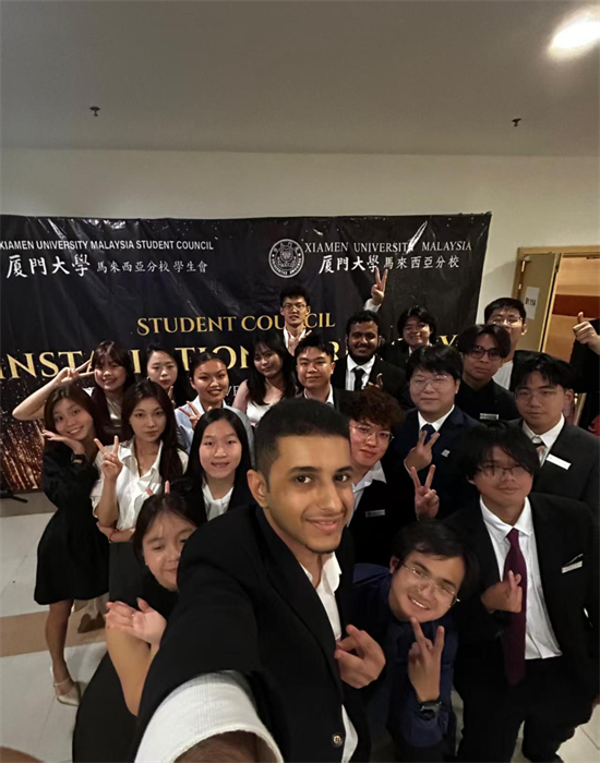 艾罕·阿馬爾·阿卜杜拉與學(xué)生會的伙伴自拍合影。受訪者供圖