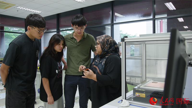 印刷電路板實驗室內(nèi)，老師與學(xué)生探討科研項目。人民網(wǎng)記者 劉寧攝