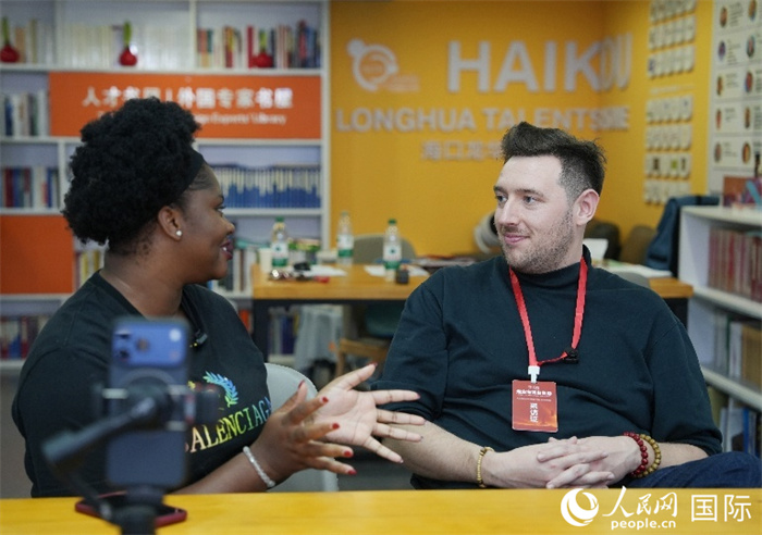 尼日利亞籍創(chuàng)業(yè)者馬爾維斯·烏福馬杜（左一）接受人民網(wǎng)外?？旅骺刹稍L。人民網(wǎng)記者 符武平攝