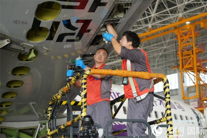 根據(jù)海南自貿(mào)港優(yōu)惠政策，入境維修飛機(jī)可免繳保證金，進(jìn)口維修零件享受保稅優(yōu)惠。人民網(wǎng)記者 符武平攝