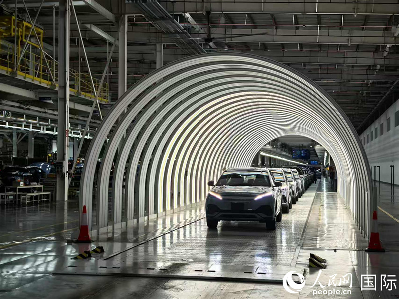 比亞迪泰國(guó)工廠平均每7-8分鐘就有一輛新能源汽車下線。人民網(wǎng)記者 覃心攝