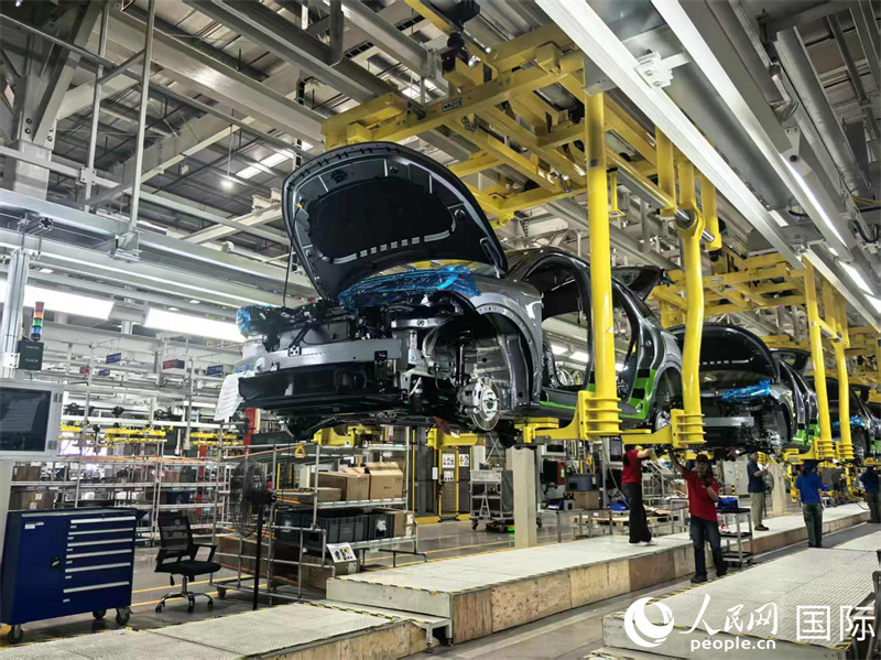 比亞迪泰國(guó)工廠生產(chǎn)繁忙。人民網(wǎng)記者 覃心攝