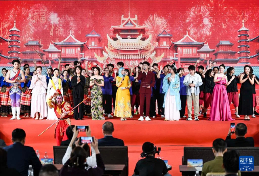 12月5日，在馬來西亞行政首都布特拉加亞，表演者在活動后合影。新華社記者 程一恒 攝