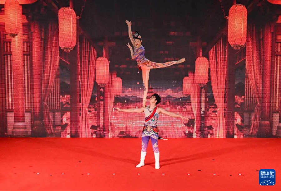 12月5日，在馬來西亞行政首都布特拉加亞，演員在活動中表演雜技。新華社記者 程一恒 攝