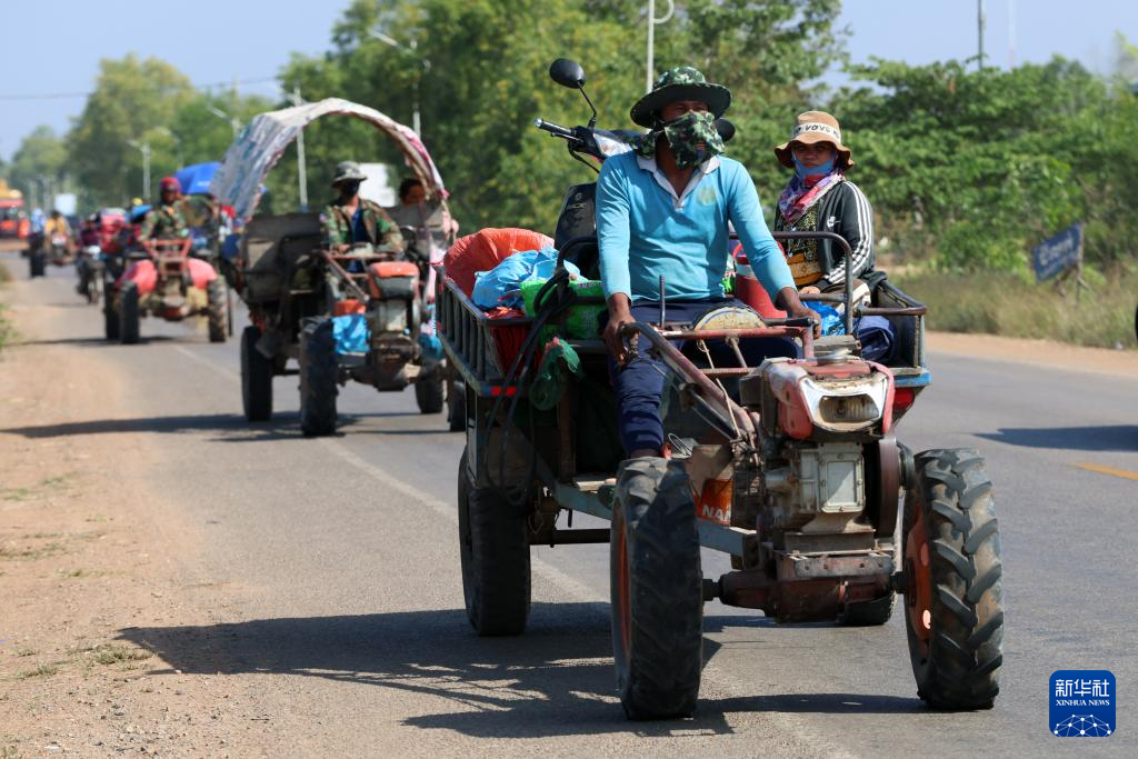 這是12月9日在柬埔寨暹粒省拍攝的逃離邊境的居民。新華社/柬新社