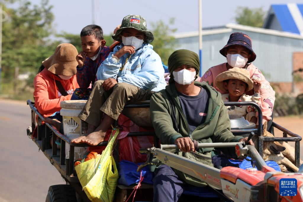 這是12月9日在柬埔寨暹粒省拍攝的逃離邊境的居民。新華社/柬新社
