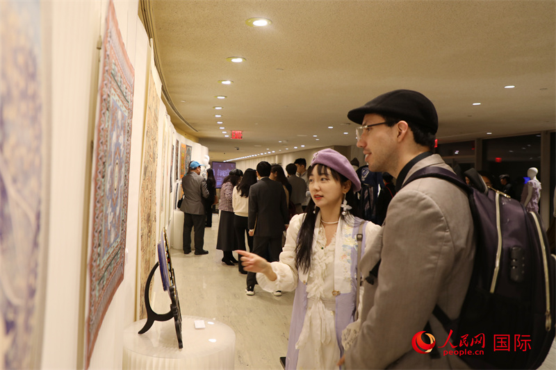1、當(dāng)?shù)貢r(shí)間12月8日晚，“敦耀光華：清華大學(xué)美術(shù)學(xué)院敦煌藝術(shù)研究及設(shè)計(jì)成果展”在紐約聯(lián)合國總部舉行開幕儀式。圖為觀眾正在觀看展覽。 人民網(wǎng)記者 李志偉攝